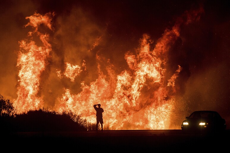 Bruciano i boschi della California. Le fiamme lambiscono Los Angeles © ANSA/AP