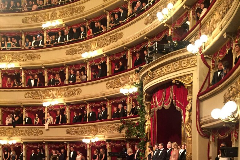 Il teatro gremito in occasione di una prima della Scala a Milano (archivio) - RIPRODUZIONE RISERVATA