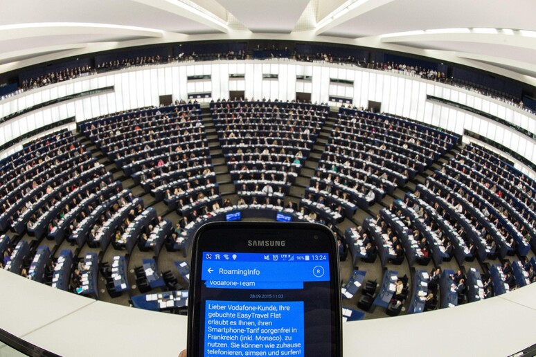 Ue, con fine roaming raddoppiato uso smartphone a estero © ANSA/EPA