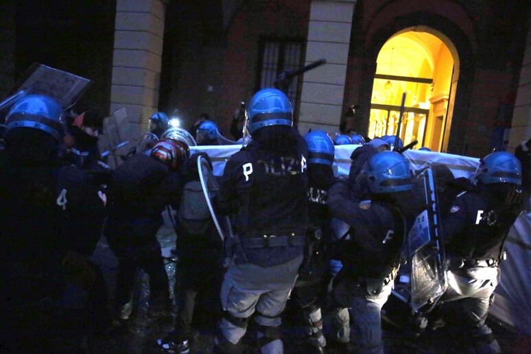 Italy: scuffles and police charges at the university of Bologna - RIPRODUZIONE RISERVATA