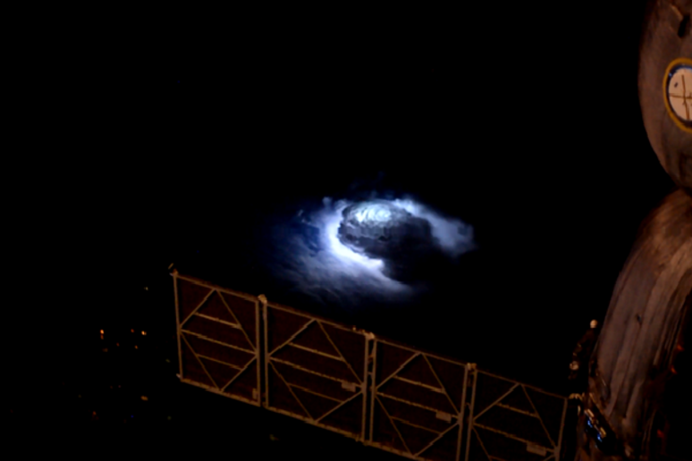 Getti blu studiati dalla Stazione Spaziale Internazionale (fonte: ESA/NASA) - RIPRODUZIONE RISERVATA