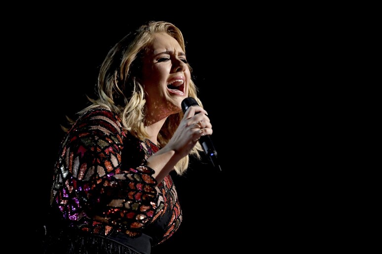 La pop star Adele rivela dal palco di essere sposata © ANSA/AP