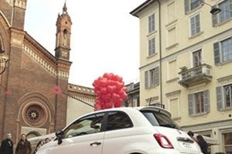 Il primo bacio in auto, Fiat celebra San Valentino con 500 - RIPRODUZIONE RISERVATA