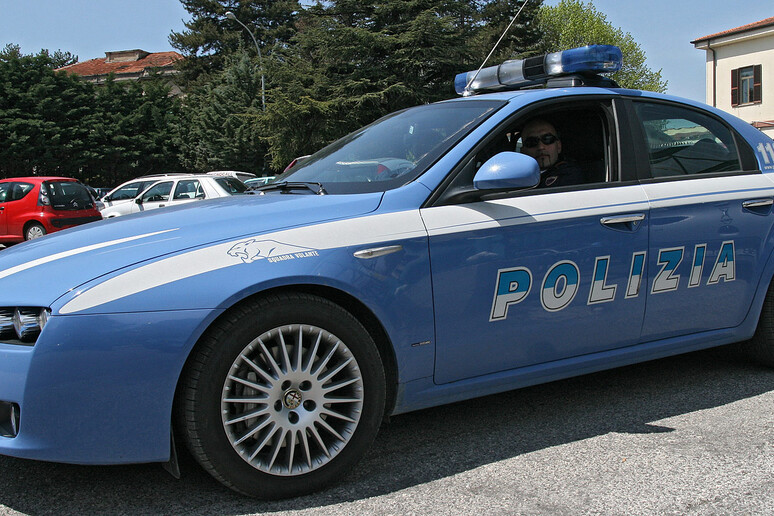 Auto della polizia in una foto d 'archivio - RIPRODUZIONE RISERVATA