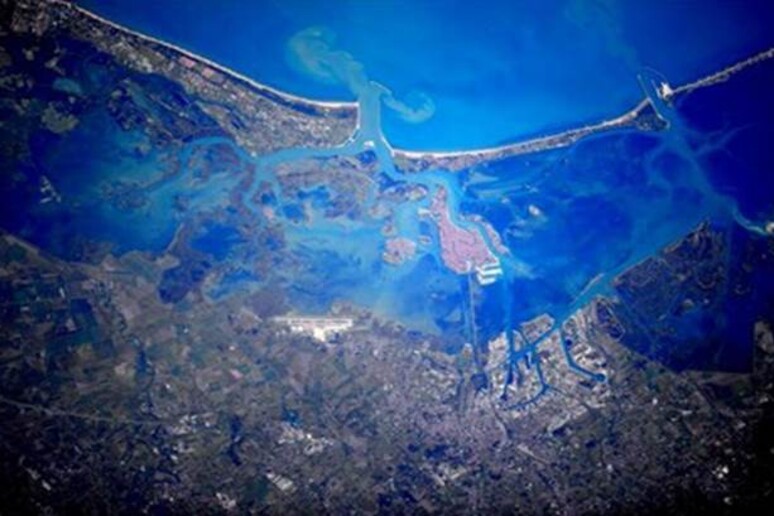Venezia vista dallo spazio (sam cristoforetti) - RIPRODUZIONE RISERVATA