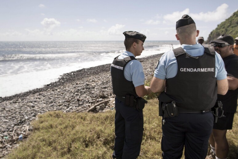 Agenti di polizia sull 'isola della Reunion in una foto d 'archivio - RIPRODUZIONE RISERVATA