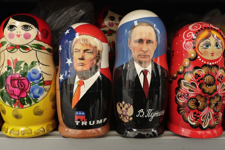 Le Matryoshka con l 'immagine di Trump e Putin © ANSA/AP