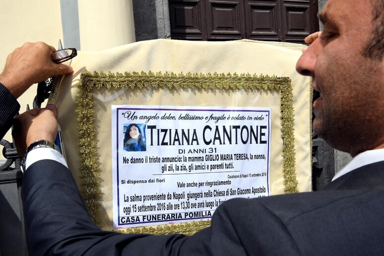 Il funerale di Tiziana Cantone il 15 settembre 2016 - RIPRODUZIONE RISERVATA