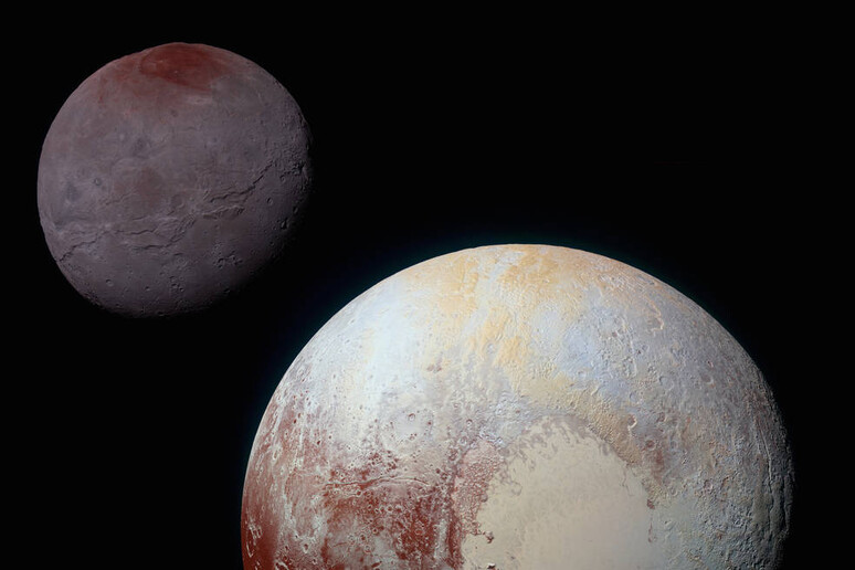 Plutone (in primo piano sulla destra) e una delle sue lune,  Caronte, fotografati dalla sonda New Horizons della Nasa (fonte: NASA/JHUAPL/SwRI) - RIPRODUZIONE RISERVATA