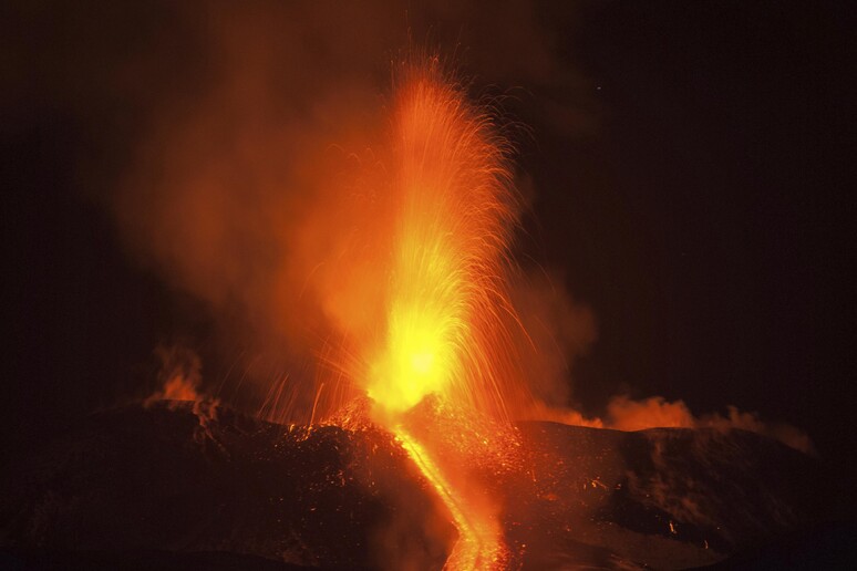 L 'eruzione dell 'Etna, di tipo stromboliano © ANSA/AP