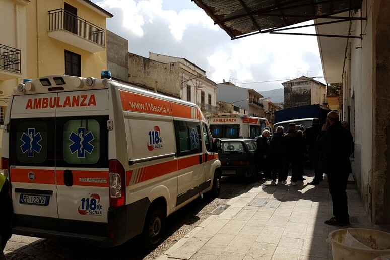 Le ambulanze sul luogo dell 'incidente - RIPRODUZIONE RISERVATA