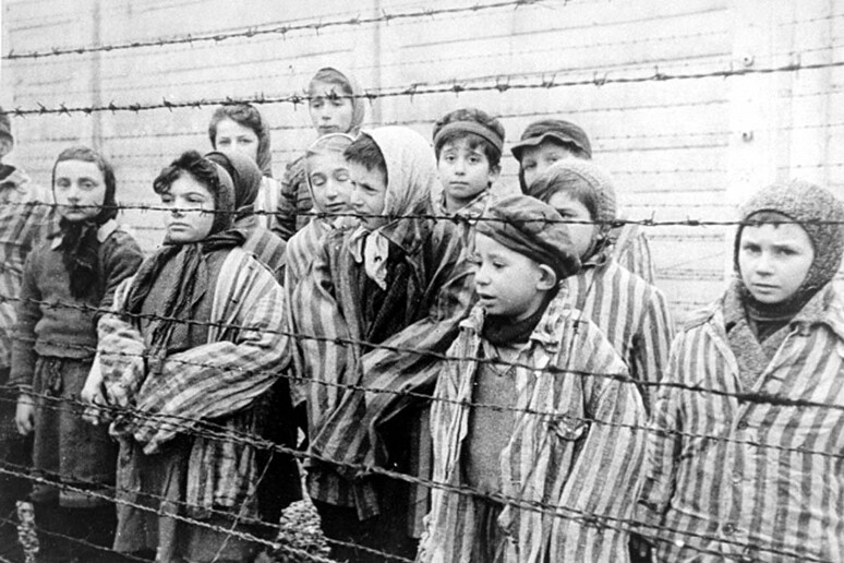 Fotogramma dal video sovietico sulla liberazione del campo di concentramento di Auschwitz (fonte: United States Holocaust Memorial Museum, Belarussian State Archive of Documentary Film and Photography) - RIPRODUZIONE RISERVATA