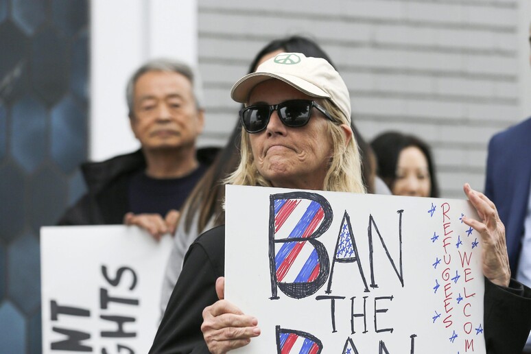 Protesta a Los Angeles contro bando © ANSA/EPA