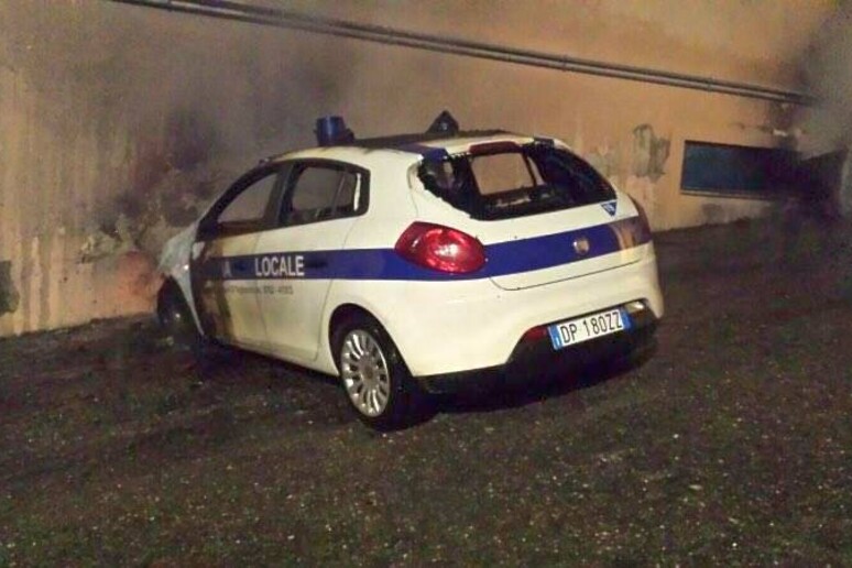 Auto Polizia municipale incendiata a Lanusei - RIPRODUZIONE RISERVATA
