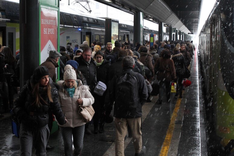 Pendolari in attesa di prendere un treno a Milano, in una foto d 'archivio - RIPRODUZIONE RISERVATA