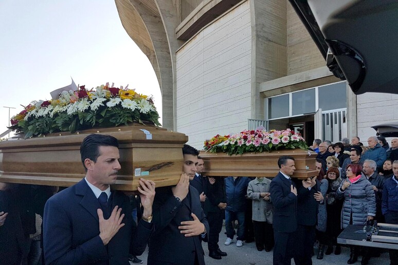 I funerali di Emidio Diomede e Antonella Viviani, i coniugi morti mentre transitavano in auto lungo l 'autostrada A14 sotto il ponte crollato improvvisamente fra i caselli di Loreto e Ancona Nord - RIPRODUZIONE RISERVATA