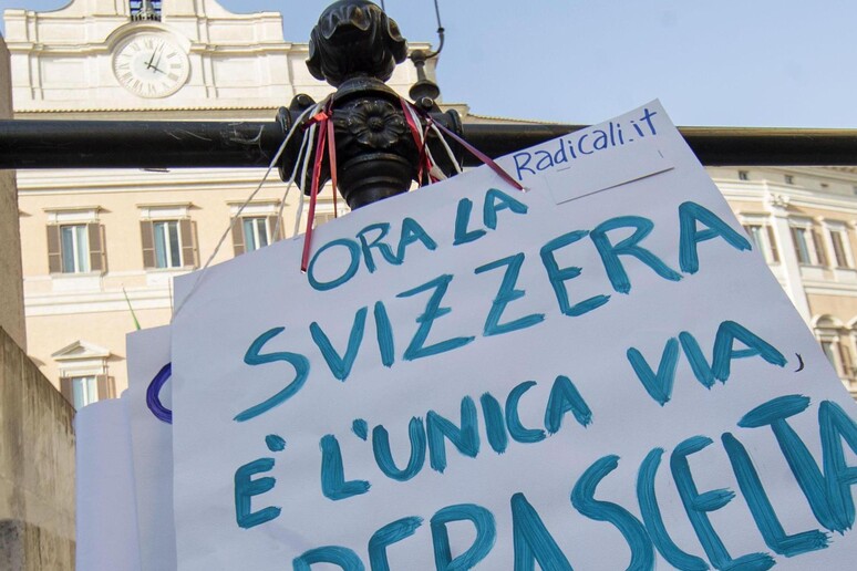 Una manifestazione per il biotestamento davanti alla Camera in una foto d 'archivio - RIPRODUZIONE RISERVATA
