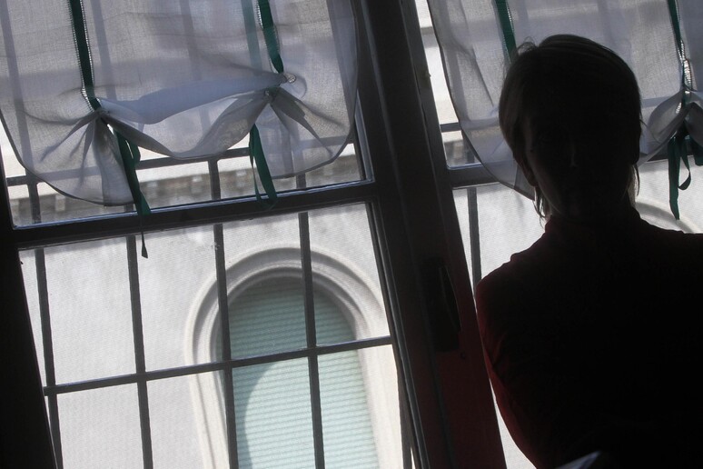 La silhouette di una donna nell 'istituto di custodia attenuata per detenute madri - RIPRODUZIONE RISERVATA