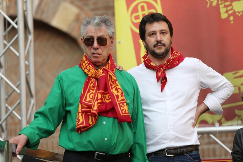 Umberto Bossi e Matteo Salvini durante la manifestazione di solidarieta ' per gli indipendentisti  arrestati a Verona il 6 aprile 2014 - RIPRODUZIONE RISERVATA