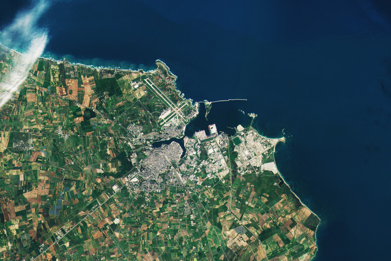 Il porto di brindisi fotografato dal satellite europeo Sentinel 2B (fonte: Copernicus Sentinel data (2017), processed by ESA) - RIPRODUZIONE RISERVATA