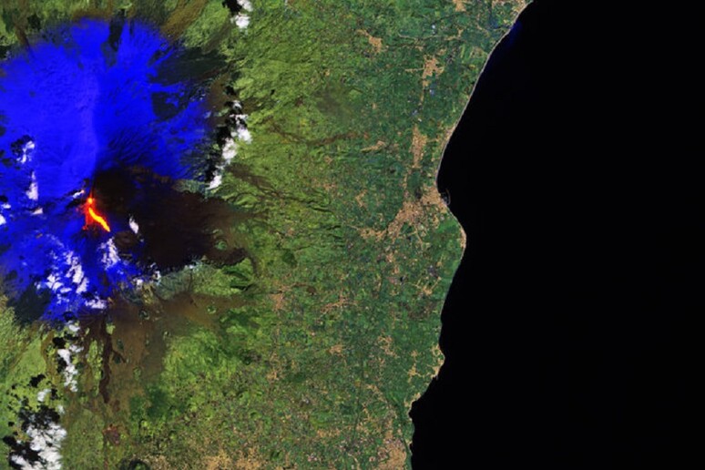 L 'eruzione dell 'Etna fotografata dallo spazio, dal satellite europeo Sentinel 2A (fonte: modified Copernicus Sentinel data (2016), processed by ESA) - RIPRODUZIONE RISERVATA