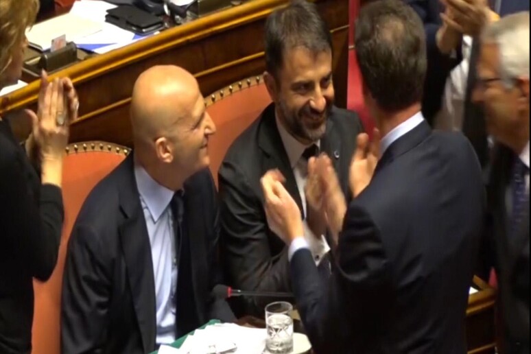Un fermo immagine tratto da un video di Alanews mostra Augusto Minzolini applaudito nell 'aula del Senato dopo il voto contro la sua decadenza - RIPRODUZIONE RISERVATA