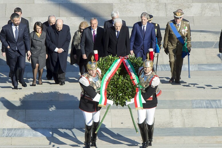 Mattarella depone una corona di alloro per il 156mo anniversario della Giornata dell 'Unità Nazionale © ANSA/Ufficio Stampa Quirinale