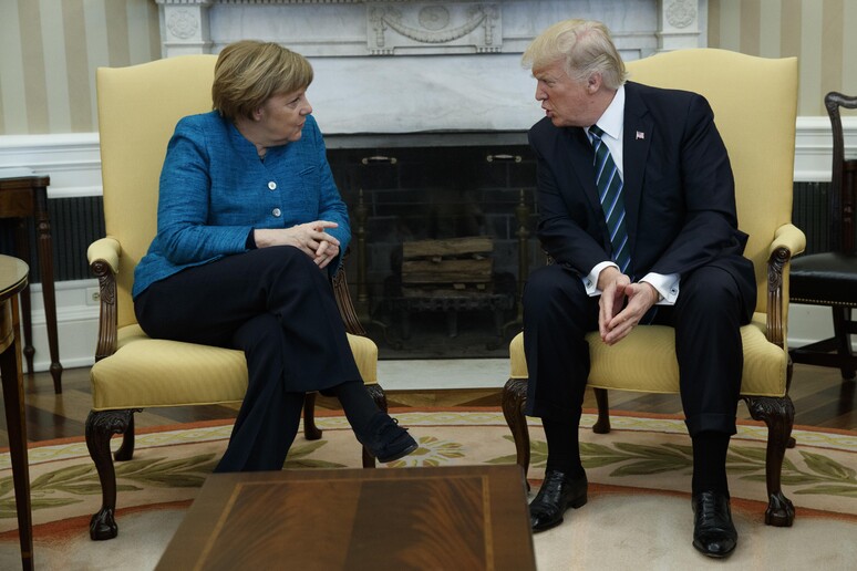 Angela Merkel conversa con Donald Trump © ANSA/AP