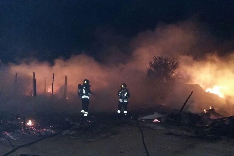 Incendio in campo rom a Bari, nessun ferito - RIPRODUZIONE RISERVATA