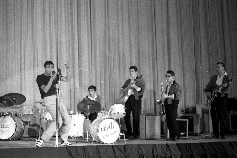 Adriano Celentano e  'I Ribelli ' al primo Festival del Rock and Roll a Roma il primo luglio 1961 - RIPRODUZIONE RISERVATA
