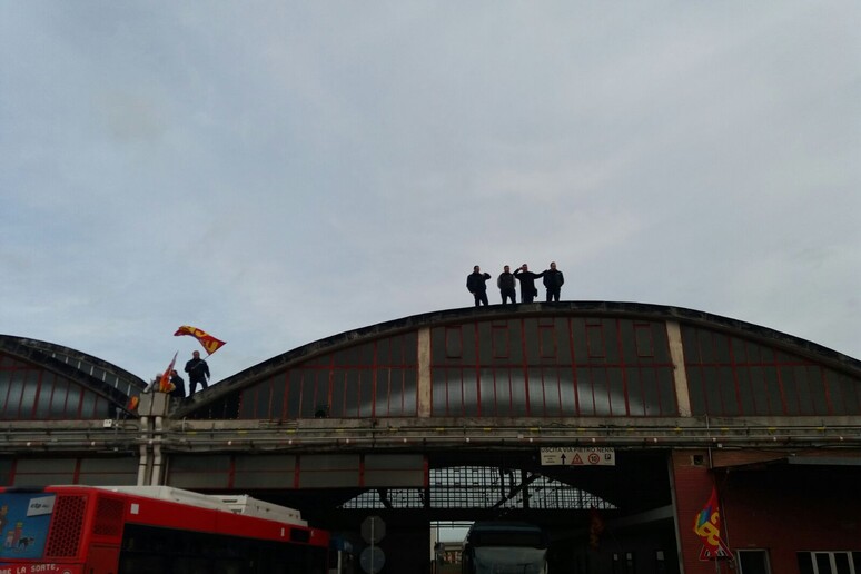 Lavoro: lavoratori indotto Ctp su tetto deposito ad Arzano - RIPRODUZIONE RISERVATA