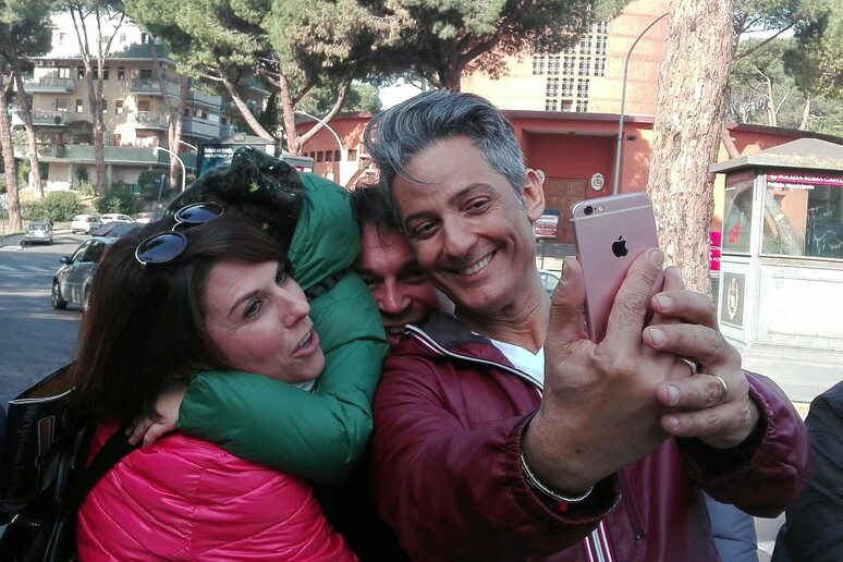 Rosario Fiorello posa per un selfie insieme ad una famiglia di fan - RIPRODUZIONE RISERVATA