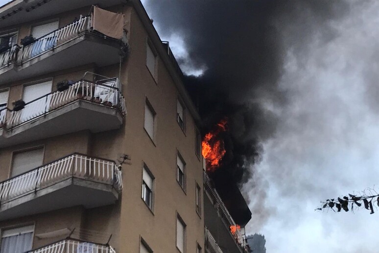 Incendio a Sanremo: due morti, uno si lancia nel vuoto - RIPRODUZIONE RISERVATA