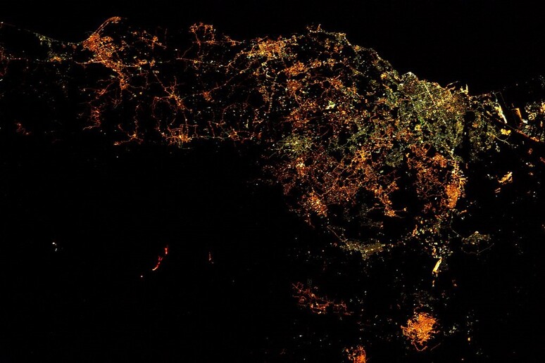 L 'eruzione dell 'Etna fotografata di notte dalla Stazione Spaziale (fonte: Pesquet/ESA) - RIPRODUZIONE RISERVATA