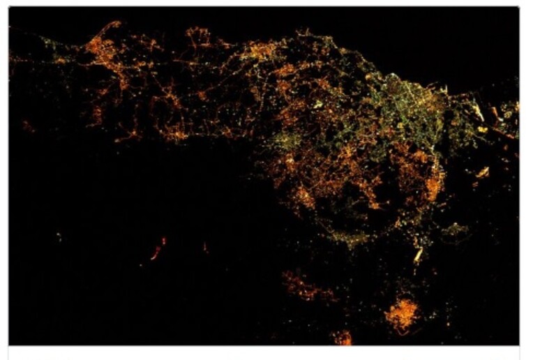 Il tweet dell 'astronauta Thomas Pesquet con la foto dell 'Etna di notte visto dallo spazio - RIPRODUZIONE RISERVATA