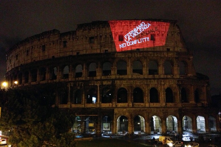 Foto d 'archivio della videoproiezione sul Colosseo con le immagini dell 'iniziativa del Foreign Office  'Fermiamo la violenza sessuale nei conflitti ' ' - RIPRODUZIONE RISERVATA