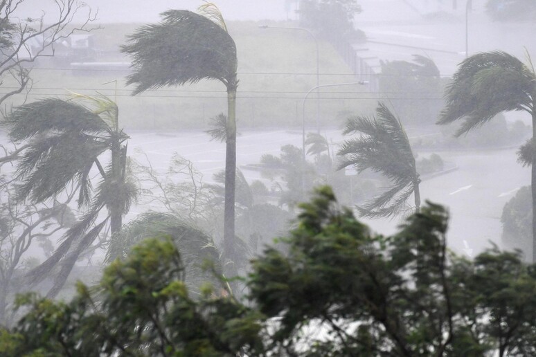 Il ciclone Debbie si abbatte sulla costa nord dell 'Australia © ANSA/EPA