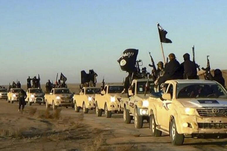Miliziani dell 'Isis a Raqqa, in Siria © ANSA/AP
