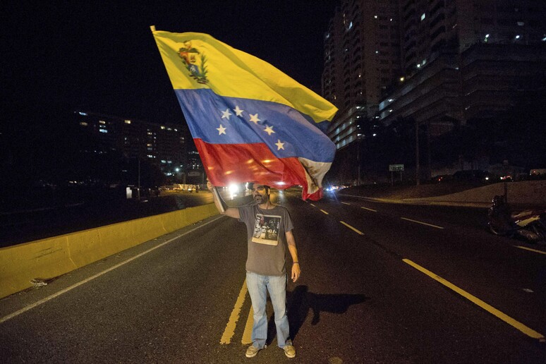 Protesta di un componente dell 'opposizione venezuelana © ANSA/AP