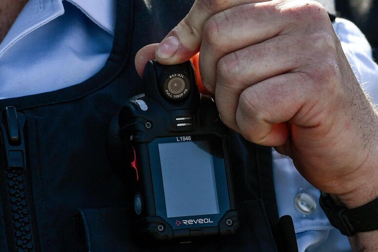 Un modello di bodycam in dotazione alle forze dell 'ordine © ANSA/EPA