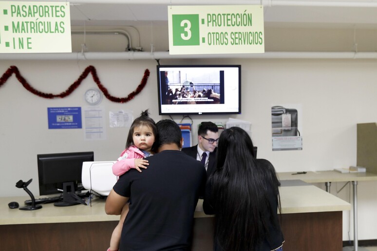 Trump: bambina messicana filma in lacrime arresto padre © ANSA/AP