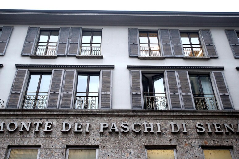 La sede del Monte dei Paschi di Siena a Milano - RIPRODUZIONE RISERVATA
