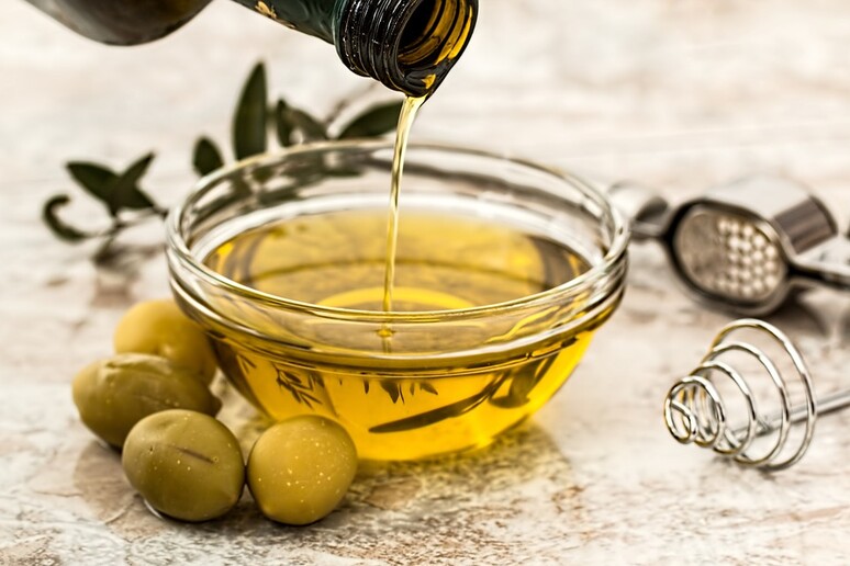 Olio di oliva (fonte: Pixabay) - RIPRODUZIONE RISERVATA