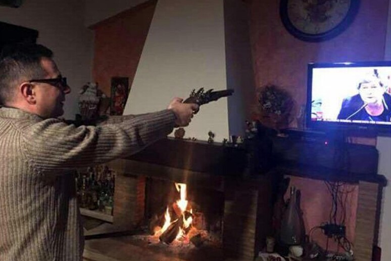 Foto Fb prete con arma giocattolo verso Camusso in Tv, scuse - RIPRODUZIONE RISERVATA