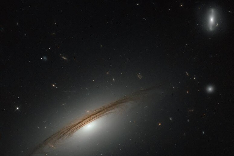 La galassia UGC 12591 (fonte: Esa/Hubble&amp;Nasa) - RIPRODUZIONE RISERVATA