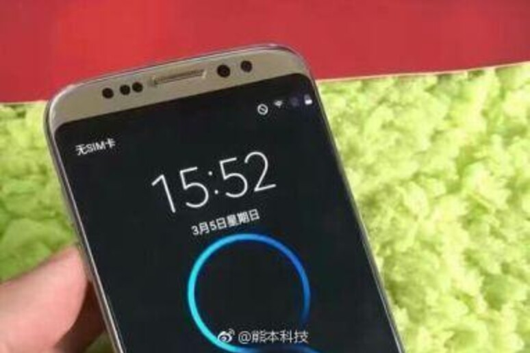 Clone cinese del Samsung Galaxy S8 (dal sito Weibo) - RIPRODUZIONE RISERVATA