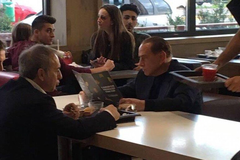 Da McDonald 's, al tavolo c ' è Berlusconi (da Fb  'Calciatori brutti ') - RIPRODUZIONE RISERVATA