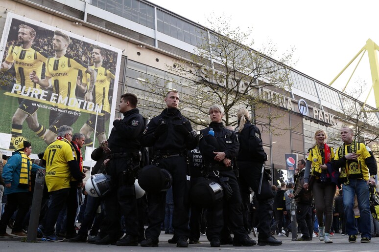 In una foto d 'archivio la polizia davanti allo stadio di Dortmund dopo l 'attacco al bus del Borussia © ANSA/EPA