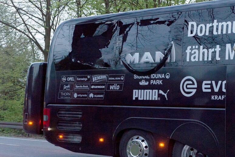 Borussia Dortmund team bus involved in explosion © ANSA/EPA