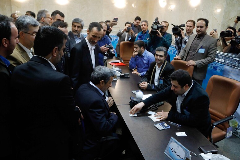 La registrazione dei candidati alle elezioni presidenziali in Iran © ANSA/EPA